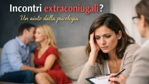 Coppia in crisi in studio di psicoterapia: donna preoccupata parla con terapeuta mentre sullo sfondo si intravede un uomo con un’altra donna; in primo piano fedi nuziali su un tavolo e titolo “Incontri extraconiugali? Un aiuto dalla psicologia”